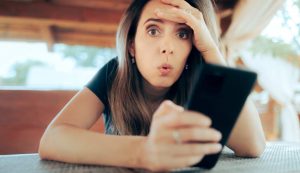 Donna riceve messaggi sul cellulare