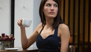 Ragazza al bar